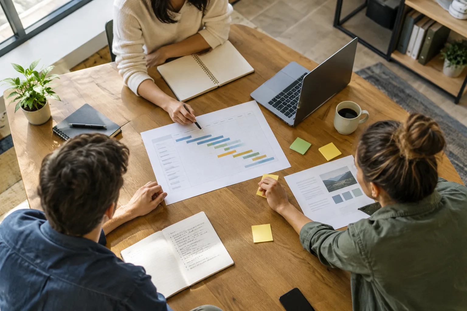Une petite équipe organise les étapes de préparation d’une proposition commerciale.